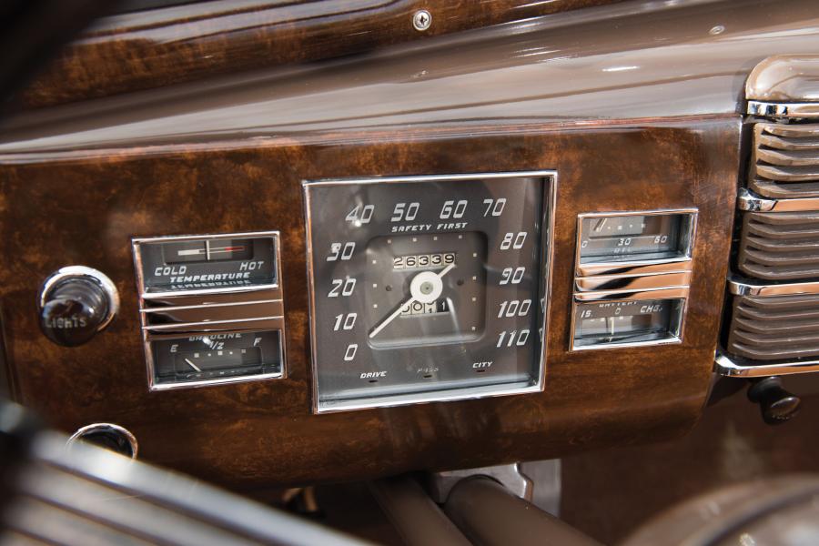Панель приборов Cadillac V16 Convertible Coupe by Fleetwood 1938 года  (фото 5 из 42)